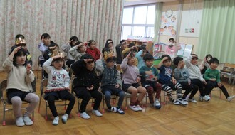 誕生会のはじまりは、みんなで手遊びしています