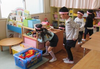 宝さがしに夢中の子どもたち