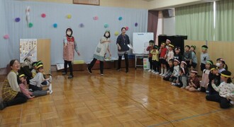 先生たちが飛行機とばし競争どの先生が一番遠くまで飛ぶかな？