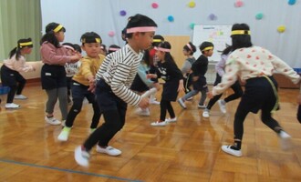 しっぽ取りに夢中の子どもたち