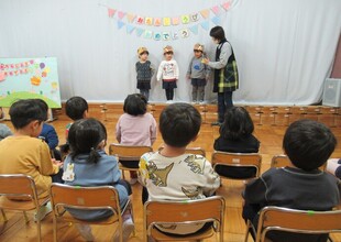 誕生児にインタビューをしています