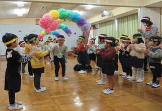 き組がアーチを持ったところをみどり組がくぐって退場