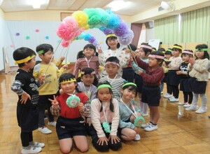 すてきなアーチをくぐったみどり組のみんな