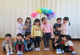 もも組で転園してしまう友達にアーチを作っています