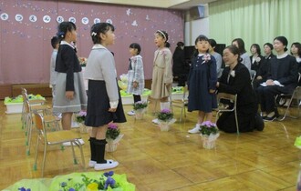 卒園児在園児が園歌を歌っています