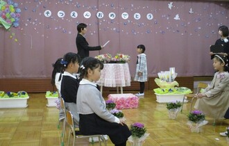 園長先生から修了証書を受け取っています