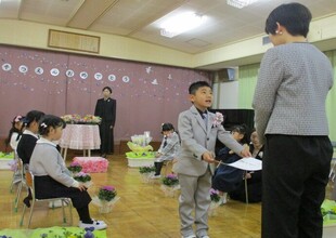 お母さんにお礼の言葉を伝えています