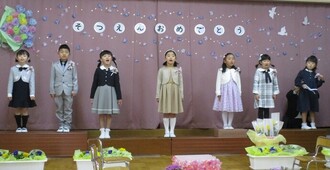 卒園児の別れのことば、みんなで前に並んでいます
