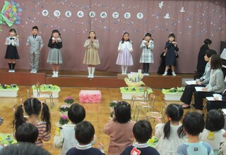 式の最後に卒園児と在園児と一緒に心を込めて歌っています
