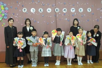 卒園児と先生たちと記念撮影
