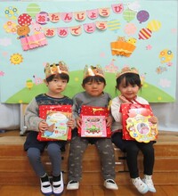誕生児プレゼント持って記念撮影
