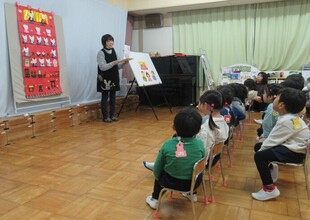 キティちゃんのひなかざりを見ながらクイズを楽しんでいます