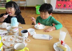ひなまつりケーキを食べて嬉しそう