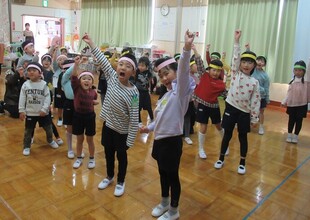 チーム別にはちまきタスキを付けてエイエイオー！しています