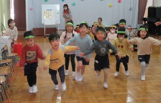 宝さがしゲームにスタートする子どもたち