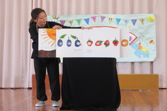 絵本を読む教師