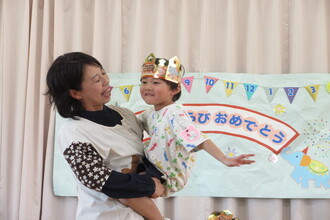 園長先生に抱っこしてもらう年長児
