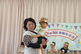 インタビューを受ける年少児