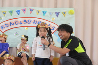 インタビューを受ける年少児
