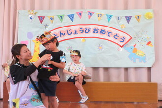 インタビューを受ける年中児