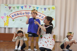 インタビューを受ける年長児