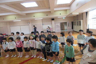 歌をうたう年中児と年長児