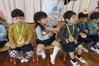ペンダントをもらう年少児