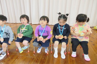 ペンダントをもらう年少児
