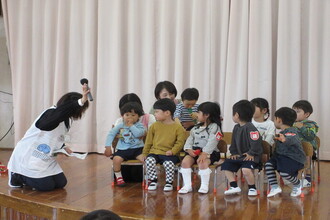 担任に名前を呼んでもらって返事をする年少児