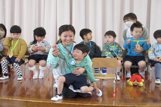 先生に名前を呼んでもらう年中児