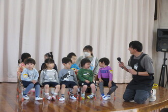 担任に名前を呼んでもらっている年少児