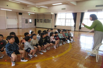 英語教室を受ける年中児
