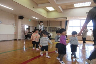 入場する年少児