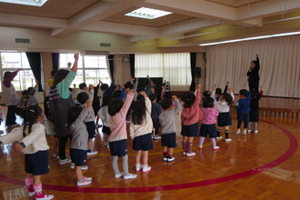 園長先生のお話を聞く園児