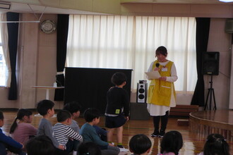 年長児が名前を呼んでもらっている