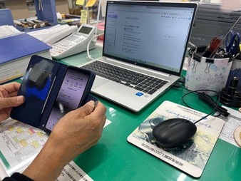 スマートフォンやパソコン等でLINE WORKSを利用できます。