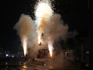 彗星会の手筒花火披露