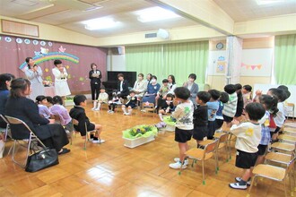 在園児が歌を歌っているところ