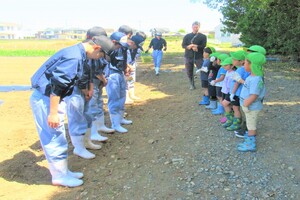 5歳児と高校生が挨拶をしているところ