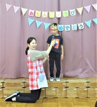 誕生児がインタビューを受けているところ