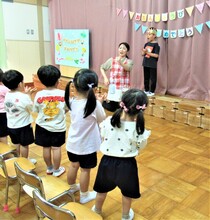 みんなから歌のプレゼントをしてもらっているところ