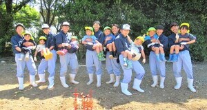 5歳児が高校生に抱っこをされて集合写真