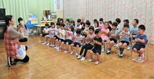 誕生会始まりの手遊びをしているところ