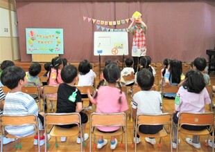 パネルシアターを見ているところ