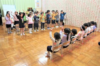 チューリップの歌を歌っているところ