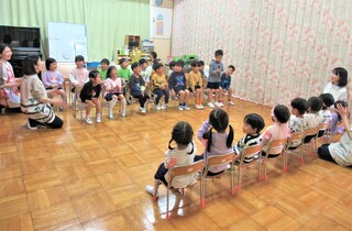 在園児が自己紹介をしているところ