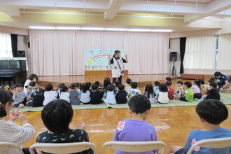 誕生会に参加する園児