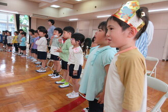 歌を歌う園児