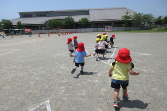 外遊びする年少児