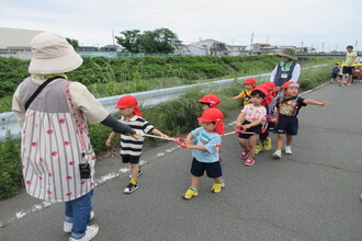 遠足に出かける年少児